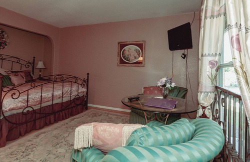 Yelm Bed & Breakfast | Exceptional Icart Room at BNB Hostel with Pool & Spa