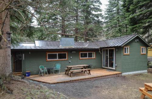 Enterprise House | Top-Rated Ice Creek Hollow Wood Den at Wallowa Lake