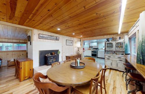 Enterprise House | Top-Rated Ice Creek Hollow Wood Den at Wallowa Lake