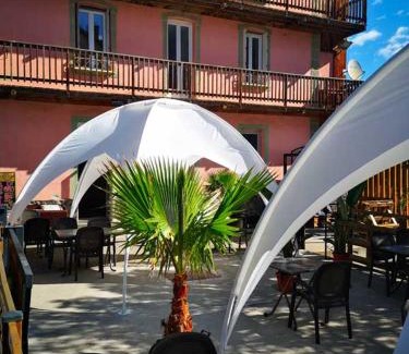 LʼArgentiere-la-Bessee Hotel | Budget-Friendly Icerock Hotel with Family Amenities