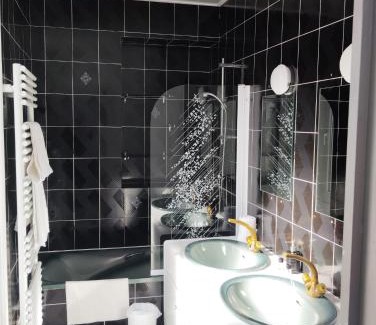LʼArgentiere-la-Bessee Hotel | Budget-Friendly Icerock Hotel with Family Amenities