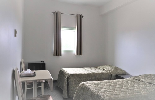 Churchill Hotel | Welcoming Iceberg Inn: Family-Friendly with Great Amenities
