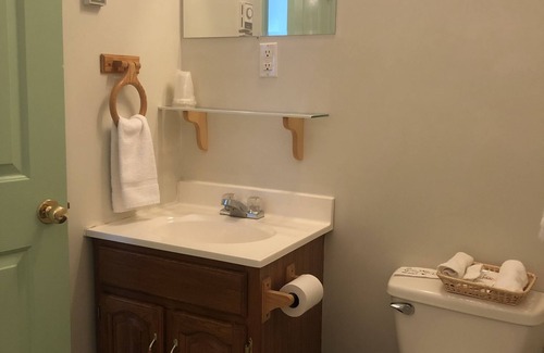 Churchill Hotel | Welcoming Iceberg Inn: Family-Friendly with Great Amenities