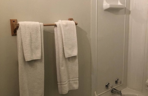 Churchill Hotel | Welcoming Iceberg Inn: Family-Friendly with Great Amenities