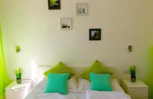 Old Town House | Pet-Friendly Iceman Room's Central for Family Getaways