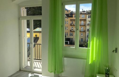 Old Town House | Pet-Friendly Iceman Room's Central for Family Getaways