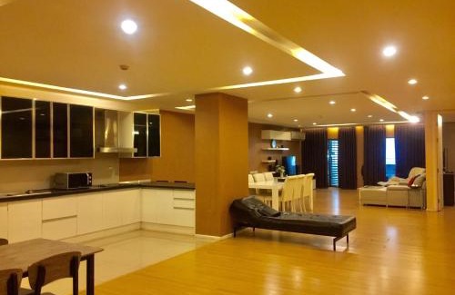 Nana Hotel | Modern Comfort at iCheck inn Skyy Sukhumvit 1