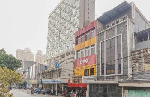 Mangga Besar Hotel | Family-Friendly Ichiza Room RedPartner for Budget Travelers