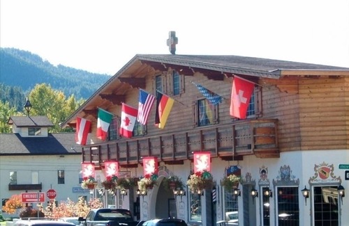 Downtown Leavenworth Condo | Idyllic Icicle Village Resort: Queen Suite Near Downtown