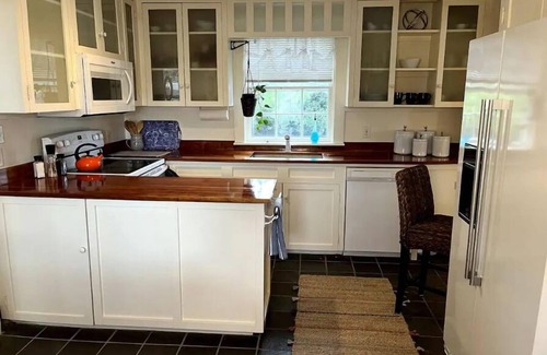 Adamsville House | Oceanfront Bristol Ferry Lighthouse: Guest Rated 9.8/10