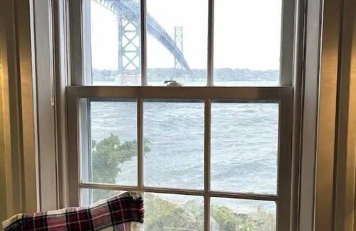 Adamsville House | Oceanfront Bristol Ferry Lighthouse: Guest Rated 9.8/10