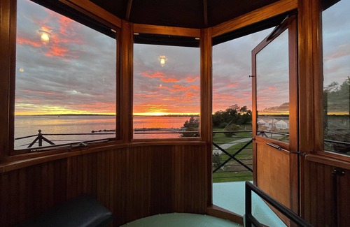Adamsville House | Oceanfront Bristol Ferry Lighthouse: Guest Rated 9.8/10