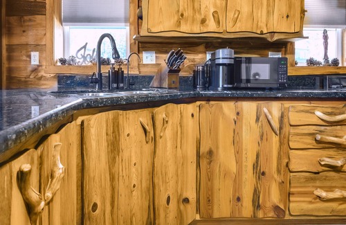 Divide Cabin | Mountain View Retreat with Sauna on 43 Acres - Rated 10/10
