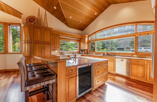 East Kootenay Ski Chalet | ICONIC Eagle Lodge | Pool + Private Hot Tub | Ski In/Out – CLOSEST House to Hill