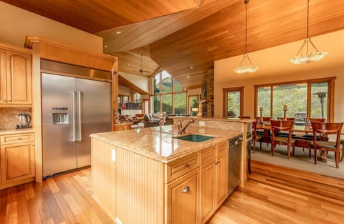 East Kootenay Ski Chalet | ICONIC Eagle Lodge | Pool + Private Hot Tub | Ski In/Out – CLOSEST House to Hill