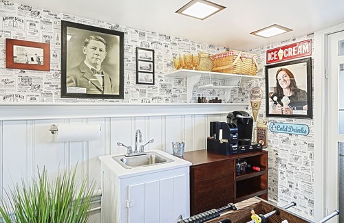 York Cottage | Iconic Haines Shoe House: Hot Tub, Firepit & 10/10 Rating