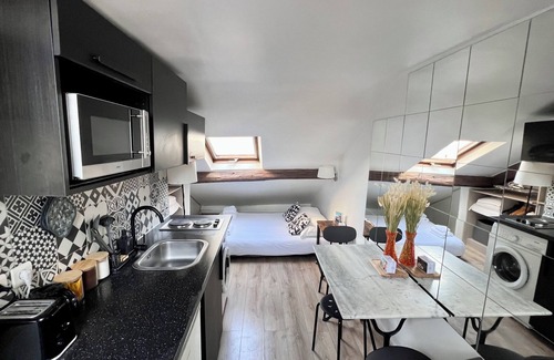 8th Arrondissement Apartment | Iconic location! Studio with washer by the Champs-Élysées avenue