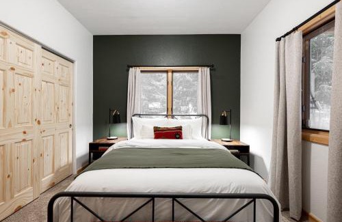Idaho Springs House | Idaho Springs Iconic Log Cabin with Hot Tub - Rated 10/10