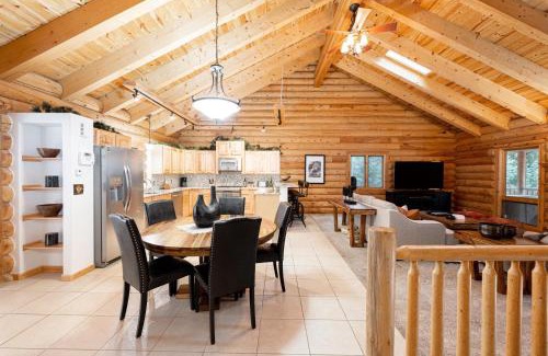 Idaho Springs House | Idaho Springs Iconic Log Cabin with Hot Tub - Rated 10/10