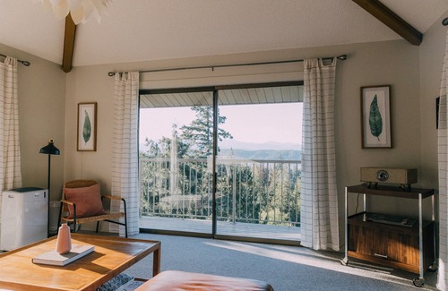 Union Apartment | Experience Iconic Union Skyhouse with Hood Canal Views