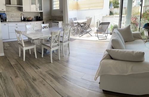 La Rochelle Villa | Family Retreat: Modern Home with Kitchen Near Beach