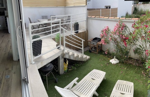 La Rochelle Villa | Family Retreat: Modern Home with Kitchen Near Beach
