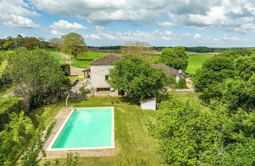 Saux Apartment | Relaxing Getaway for Two or Three with Inviting Pool