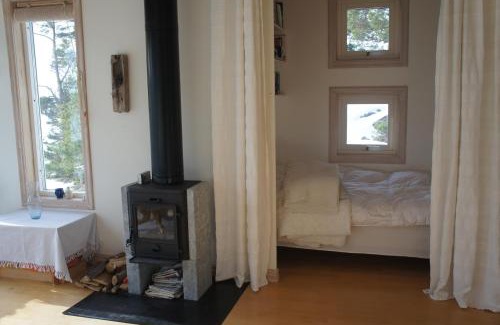 Namdo Cabin | Idöborgs Stuguthyrning: Pet-Friendly Oceanfront Retreat