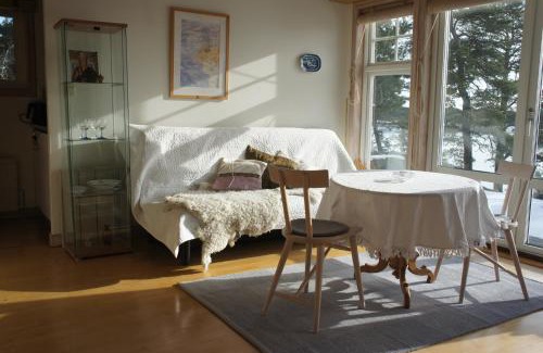 Namdo Cabin | Idöborgs Stuguthyrning: Pet-Friendly Oceanfront Retreat