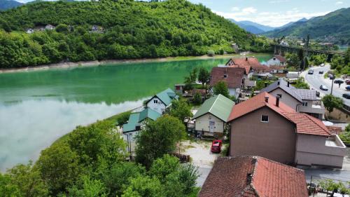 Konjic House | Idas Guesthouse - Kuća na jezeru - Haus am See - Privatunterkunft - Čelebići kod Konjica