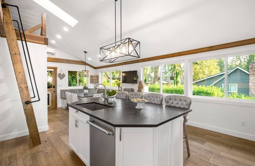 West Bellevue House | Contemporary 3BD Home Near Downtown Bellevue & Seattle