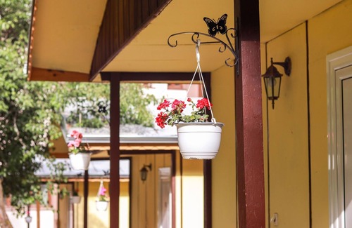 Kamena House | Cozy Bungalow for 2-3 Guests in a Beautiful Garden Setting