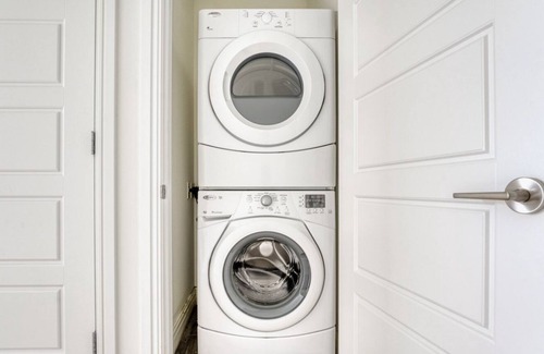 Waller Creek District Apartment | Ideal Downtown Austin 1BR w/ Gym, Pool & W/D, nr Rainey St, by Blueground