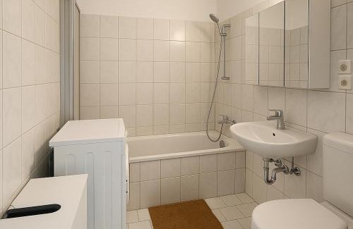 Nietleben Apartment | Perfect for Workers: 3-Room Apartment with Kitchen & WiFi