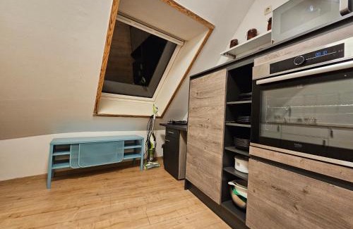 Delitzsch Apartment | Perfect for Workers: 3-Bedroom Apartment with Kitchen & WiFi