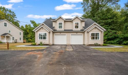 Maple Hill House | Ideal Family Stay Sleeps 20 in Bloomfield, CT