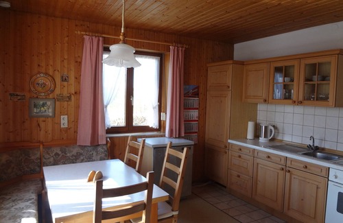 Remshart House | Perfect Family Retreat with Kitchen & Pool, Near Legoland