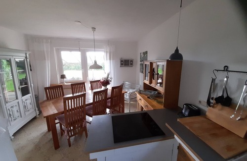 Velen House | Perfect Family Retreat for Groups up to 9 with Pool