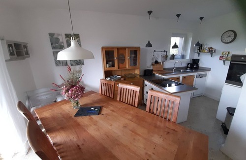 Velen House | Perfect Family Retreat for Groups up to 9 with Pool