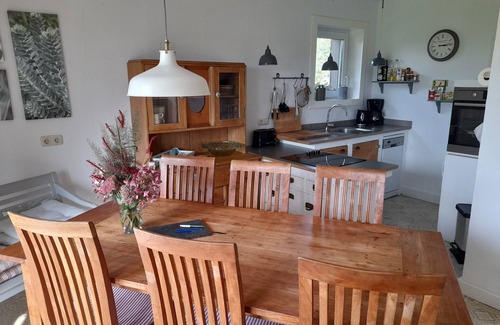 Velen House | Perfect Family Retreat for Groups up to 9 with Pool