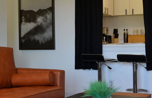 Mehlville Condo | Family & Business Haven with Pool, Spa, and Hot Tub
