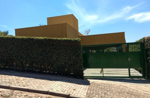 Capitolio House | Perfect Family Retreat: Pet Friendly with Pool & Breakfast
