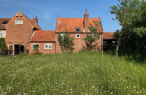 Butley Cottage | Beautiful Hotel Near Sutton Hoo with Pool and Gardens