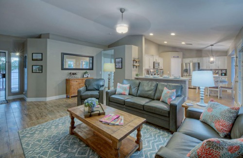 Providence House | Perfect Retreat for Golfers and Hikers with Private Pool