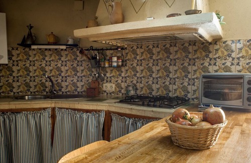 Erias Cottage | Perfect Retreat for Groups: 3 Bedrooms, Pool & Spa