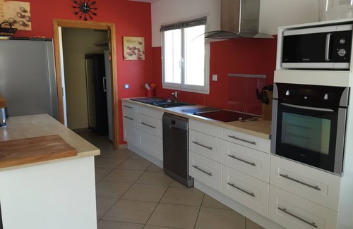 Graveson House | Family Haven: Villa with Pool and Spa in Quiet Area