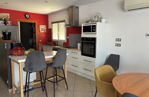 Graveson House | Family Haven: Villa with Pool and Spa in Quiet Area