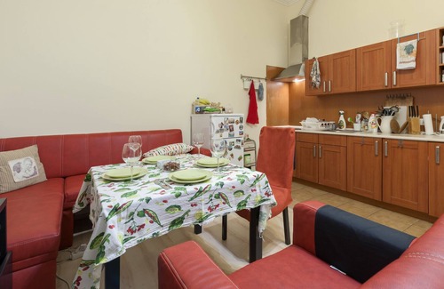 Lagymanyos Apartment | Perfect for Solo Adventurers near Danube and Citadel