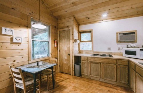 Slade Cabin | Perfect Getaway for Two Near Natural Bridge State Park
