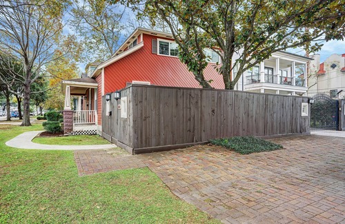 Greater Heights House | Prime Location with Ocean Views; Walk to Exciting Attractions